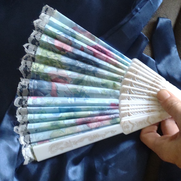 Silk Chinese Robe With Amazing Detail - Picture 5 of 9